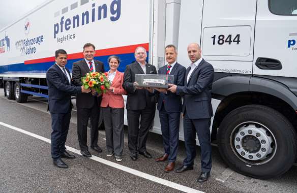 Die Pfenning Logistics Group transportiert die Ware in Fahrzeugen von Schmitz Cargobull.